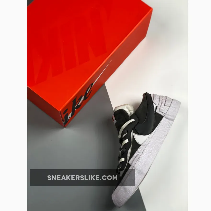Nike Sacai Iron Grey / Sacai x Nike Blazer Low White Dark Grey