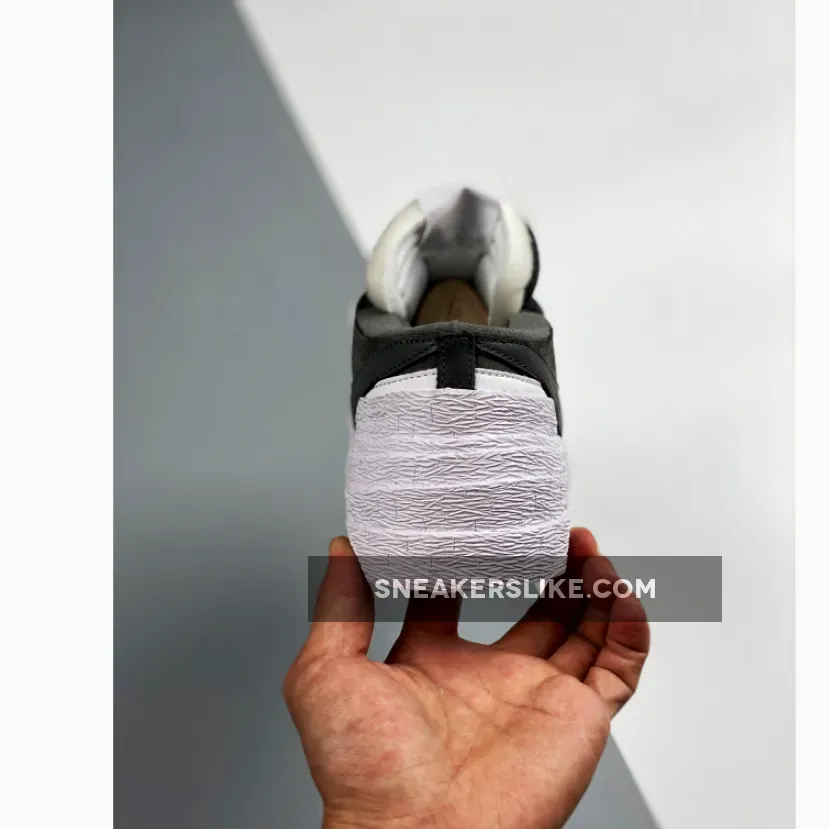 Nike Sacai Iron Grey / Sacai x Nike Blazer Low White Dark Grey