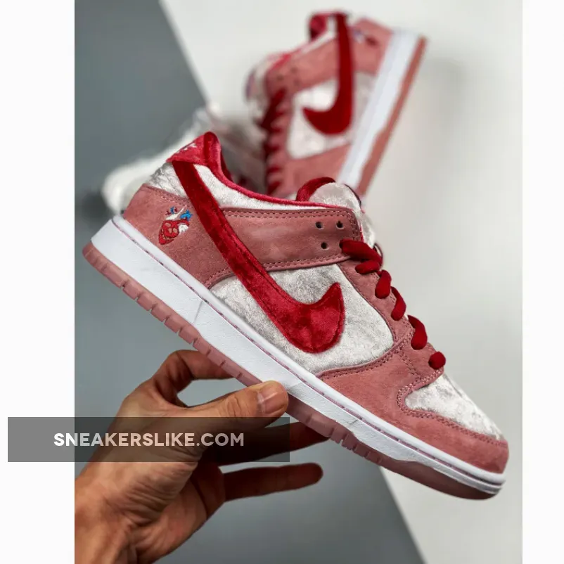 StrangeLove x Nike SB Dunk Low 'Valentine's Day' CT2552-800 / heart dunks nike