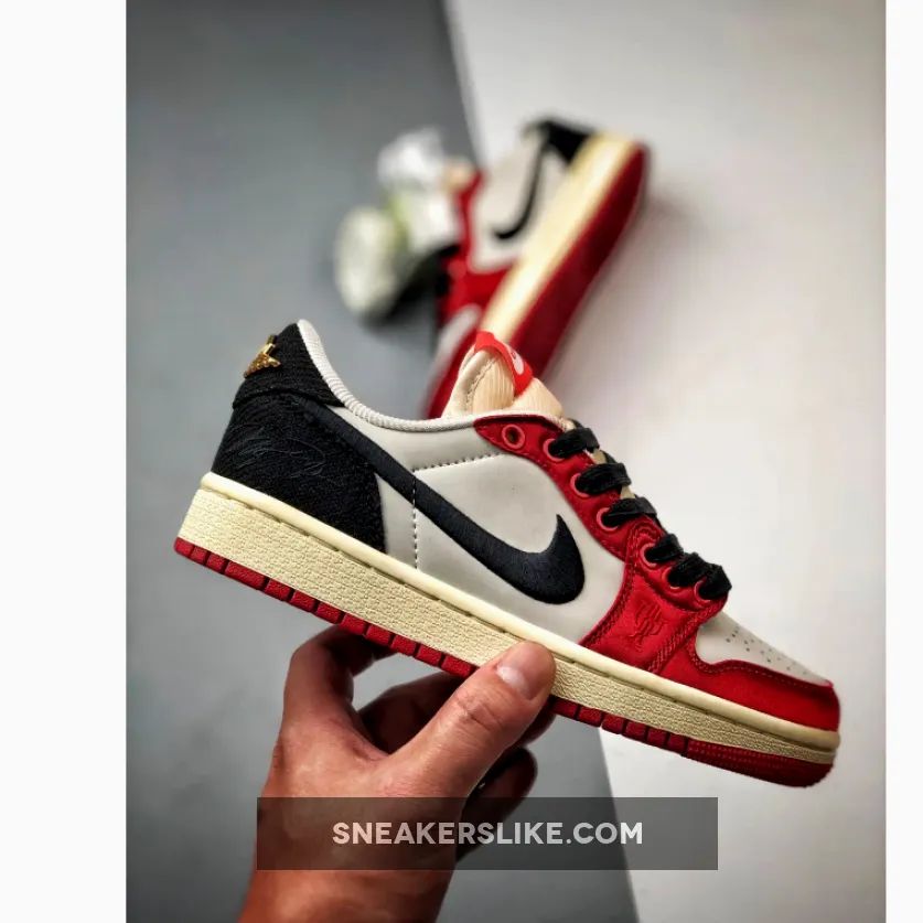 Trophy Room x Air Jordan 1 Low OG "Away" Sail/Black-Varsity Red-Muslin Trophy Room x Air Jordan 1 Low OG "Away" Sail/Black-Varsity Red-Muslin